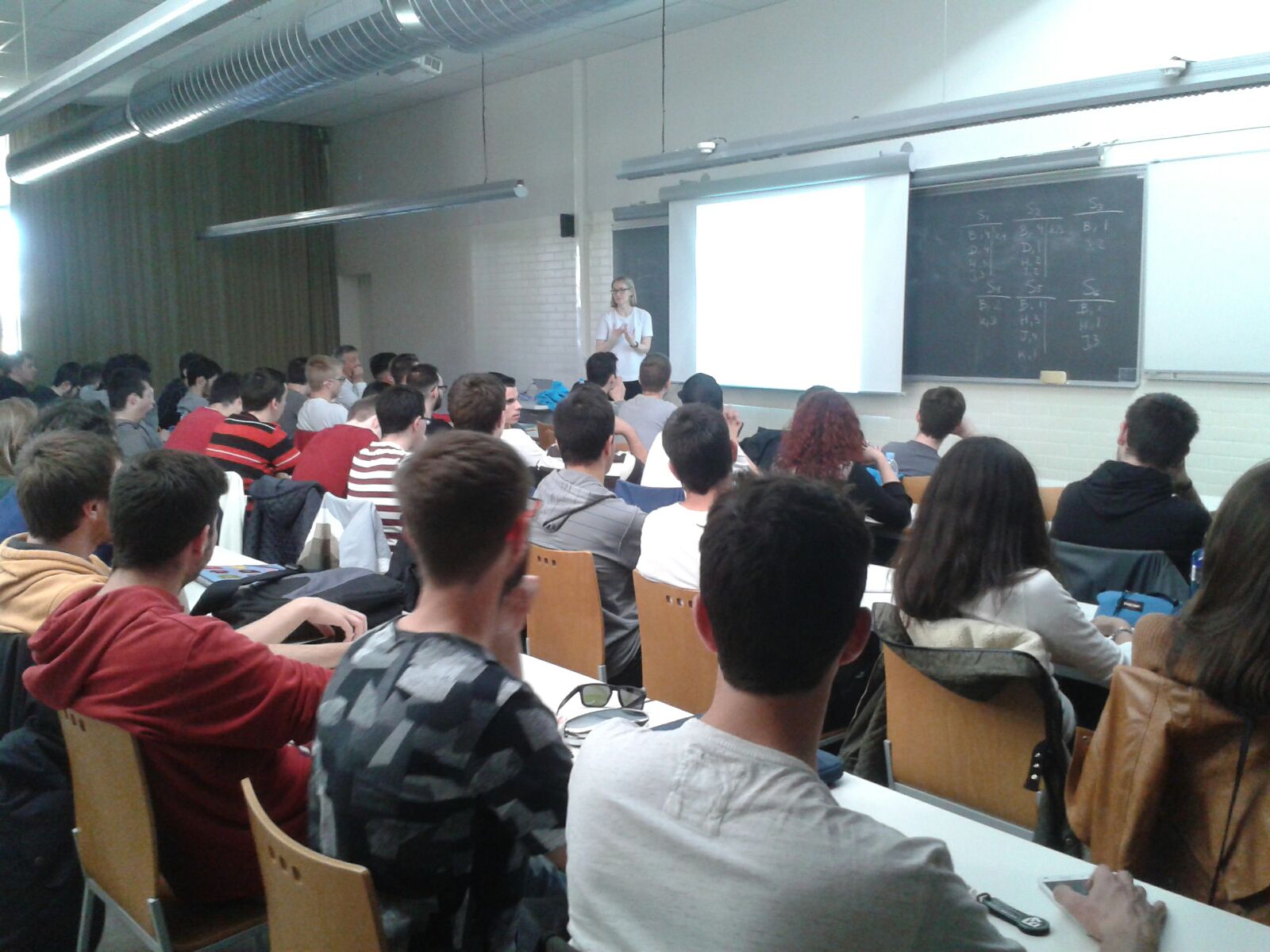 Siân Lindley en un momento de la clase con los alumnos de 2º curso